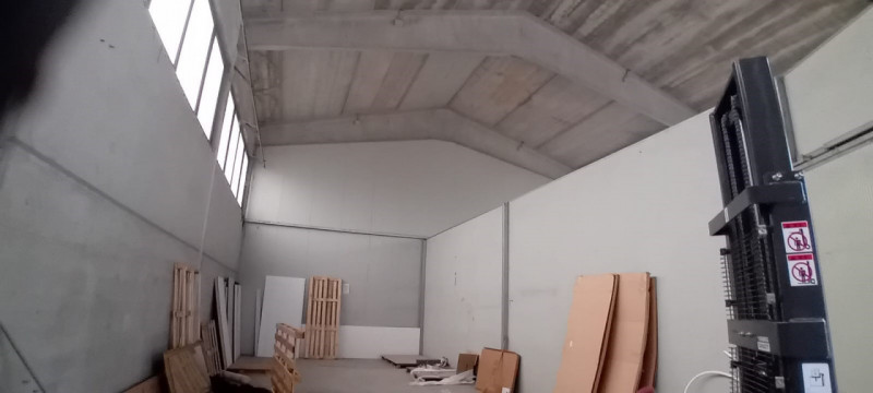 ZONA ARTIGIANALE, proponiamo in affitto magazzino di circa 230 mq., con portone industriale di 4 ...