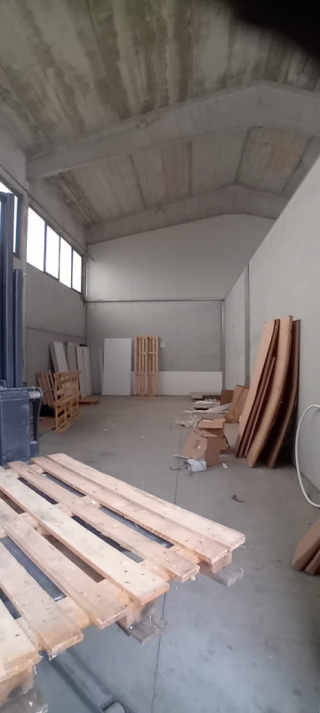 ZONA ARTIGIANALE, proponiamo in affitto magazzino di circa 230 mq., con portone industriale di 4 ...
