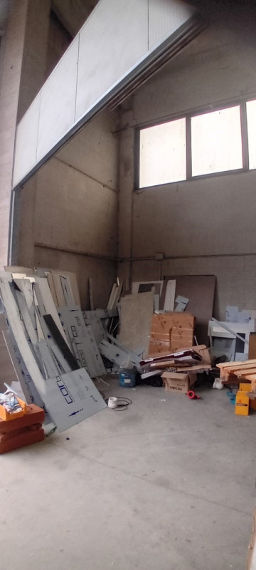 ZONA ARTIGIANALE, proponiamo in affitto magazzino di circa 230 mq., con portone industriale di 4 ...
