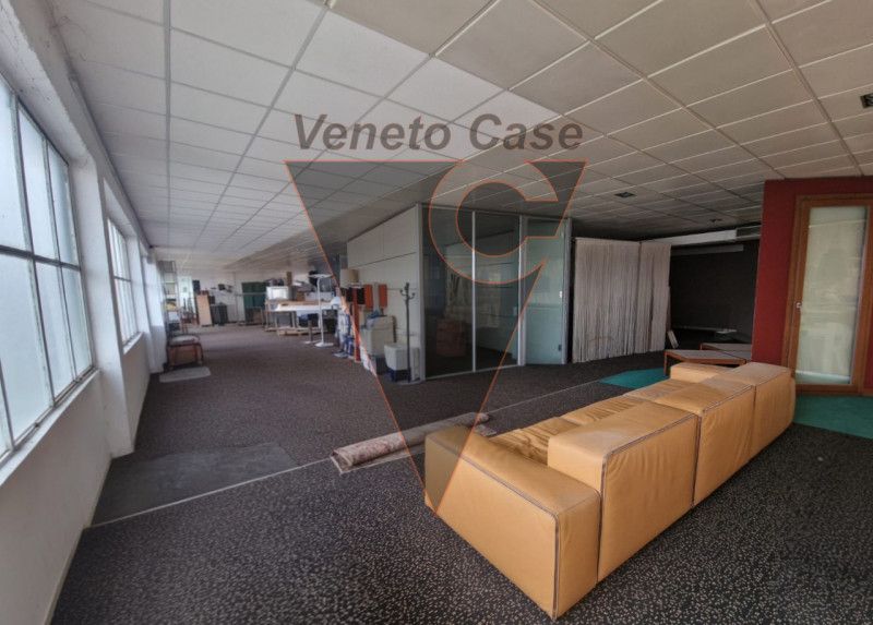 Situato in zona industriale est di Padova, su strada di forte passaggio, vicino a tangenziale e c...