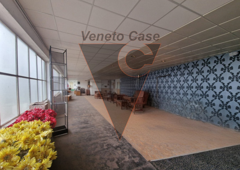 Situato in zona industriale est di Padova, su strada di forte passaggio, vicino a tangenziale e c...