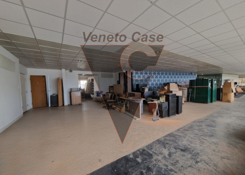 Situato in zona industriale est di Padova, su strada di forte passaggio, vicino a tangenziale e c...