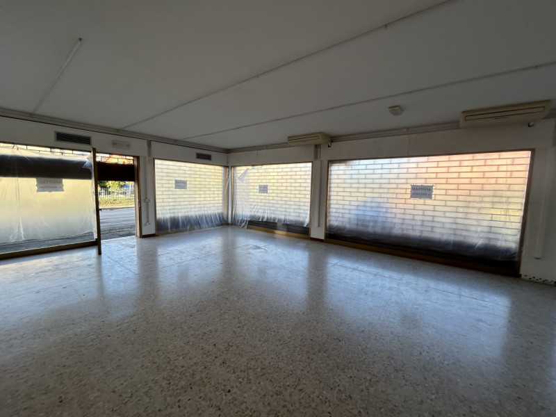 Nel cuore di Caselle di Selvazzano, in un contesto dinamico e ben servito, proponiamo un negozio ...