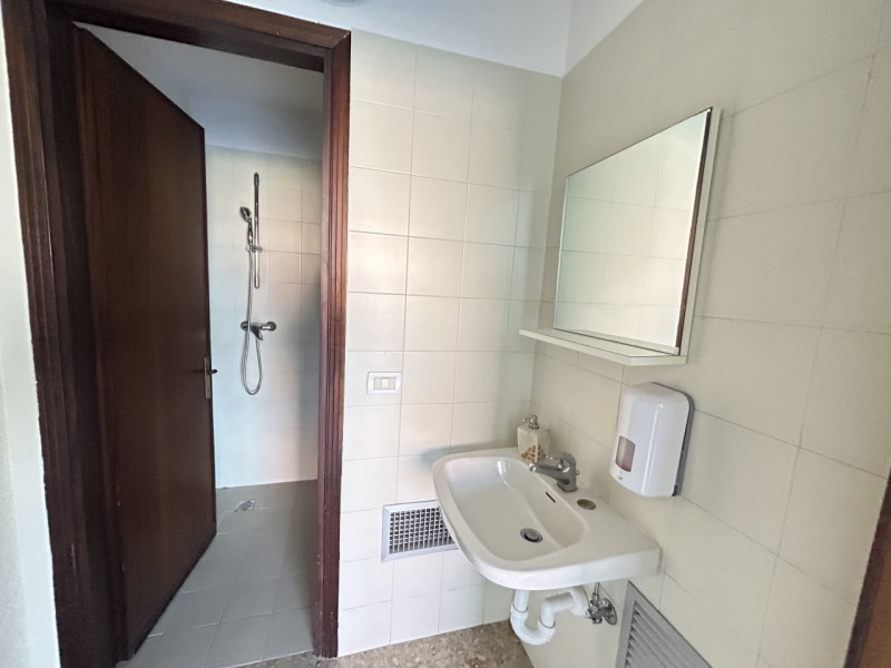 Nel cuore di Caselle di Selvazzano, in un contesto dinamico e ben servito, proponiamo un negozio ...