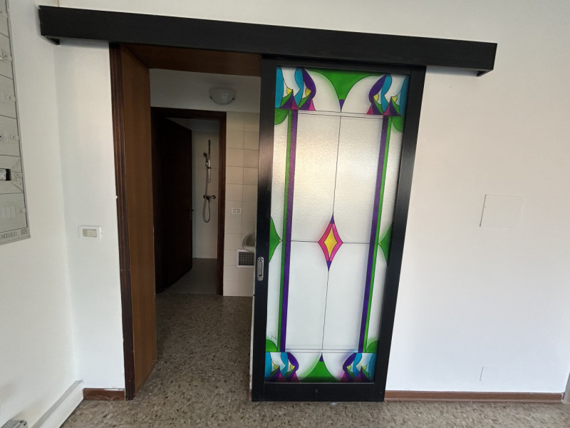 Nel cuore di Caselle di Selvazzano, in un contesto dinamico e ben servito, proponiamo un negozio ...