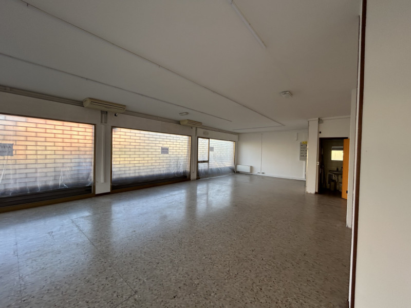 Nel cuore di Caselle di Selvazzano, in un contesto dinamico e ben servito, proponiamo un negozio ...