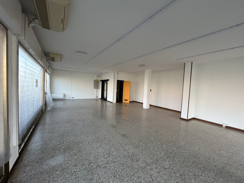 Nel cuore di Caselle di Selvazzano, in un contesto dinamico e ben servito, proponiamo un negozio ...