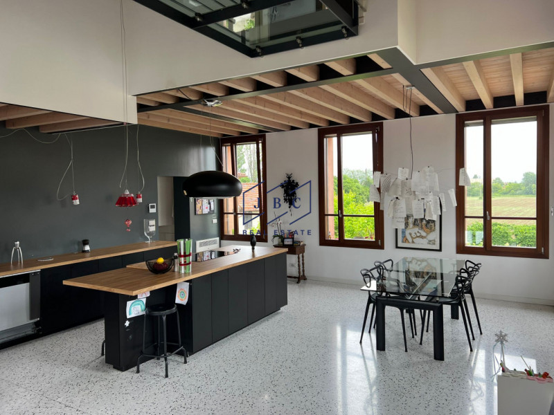 PORTOBUFFOLE' - (TV)
Immagina di vivere nel cuore di uno dei Borghi più Belli e piccoli d'Italia,...