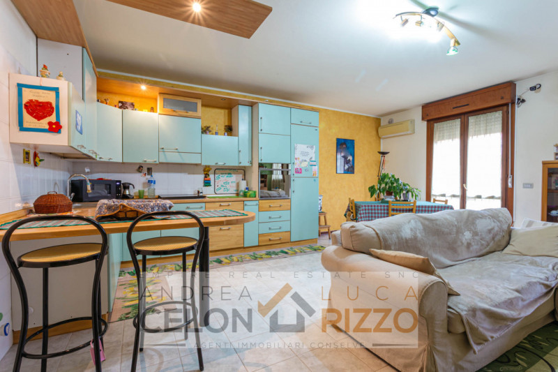 Nel cuore di Conselve, con tutti i servizi letteralmente sotto casa, proponiamo un appartamento u...