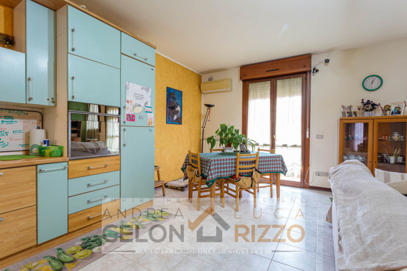 Nel cuore di Conselve, con tutti i servizi letteralmente sotto casa, proponiamo un appartamento u...