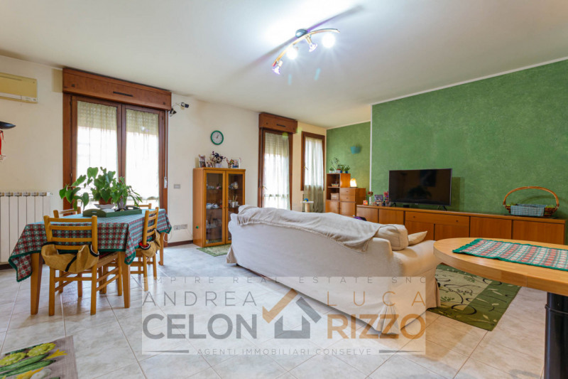 Nel cuore di Conselve, con tutti i servizi letteralmente sotto casa, proponiamo un appartamento u...