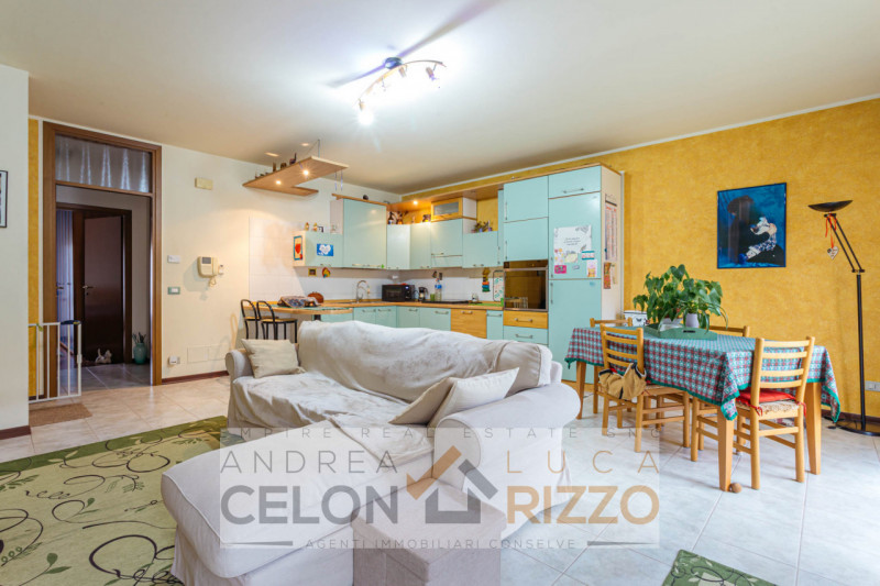 Nel cuore di Conselve, con tutti i servizi letteralmente sotto casa, proponiamo un appartamento u...