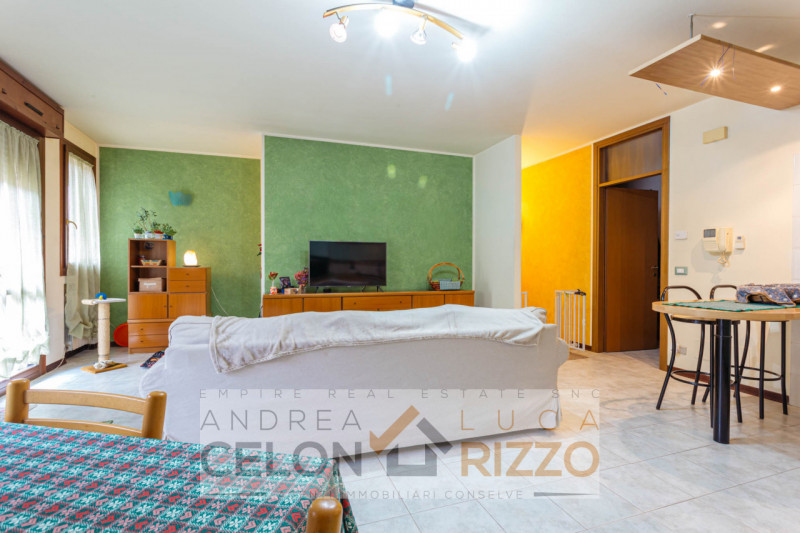 Nel cuore di Conselve, con tutti i servizi letteralmente sotto casa, proponiamo un appartamento u...