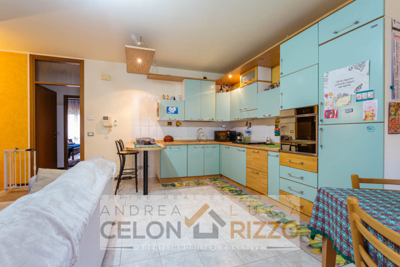 Nel cuore di Conselve, con tutti i servizi letteralmente sotto casa, proponiamo un appartamento u...