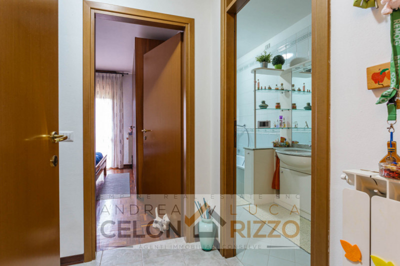 Nel cuore di Conselve, con tutti i servizi letteralmente sotto casa, proponiamo un appartamento u...