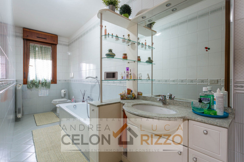 Nel cuore di Conselve, con tutti i servizi letteralmente sotto casa, proponiamo un appartamento u...