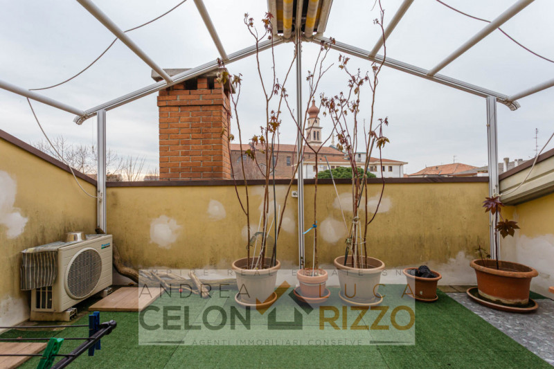 Nel cuore di Conselve, con tutti i servizi letteralmente sotto casa, proponiamo un appartamento u...