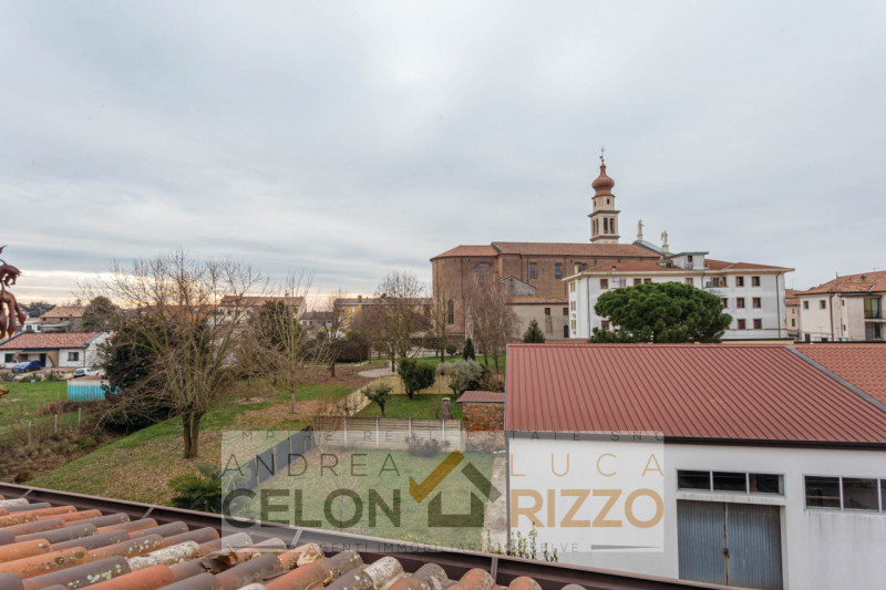 Nel cuore di Conselve, con tutti i servizi letteralmente sotto casa, proponiamo un appartamento u...