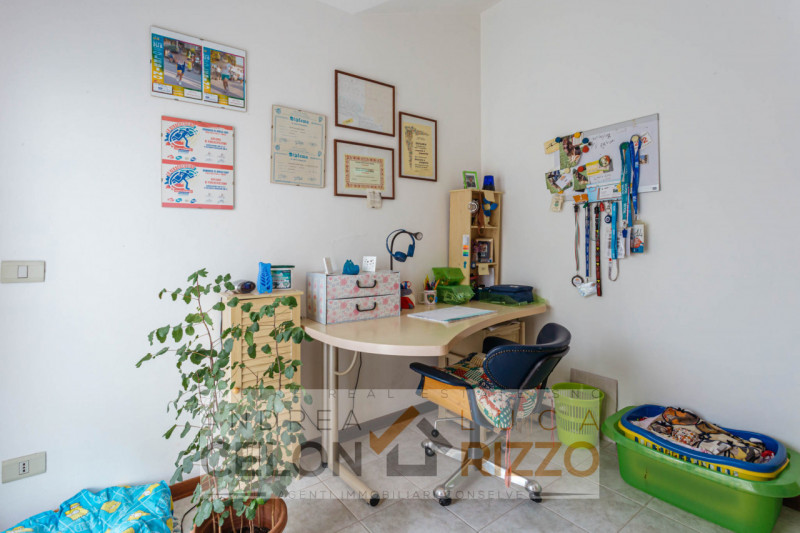 Nel cuore di Conselve, con tutti i servizi letteralmente sotto casa, proponiamo un appartamento u...