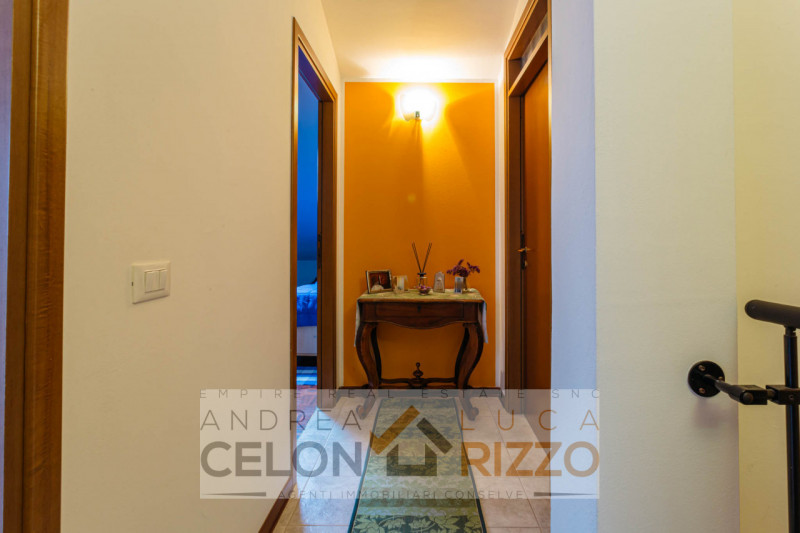 Nel cuore di Conselve, con tutti i servizi letteralmente sotto casa, proponiamo un appartamento u...