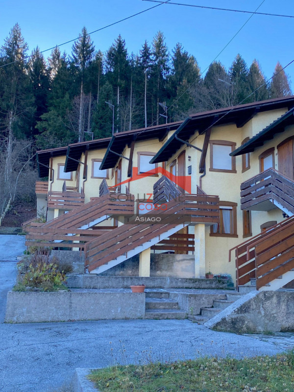 Scopri il tuo rifugio ideale nel cuore delle Dolomiti! Proponiamo in vendita un appartamento tril...