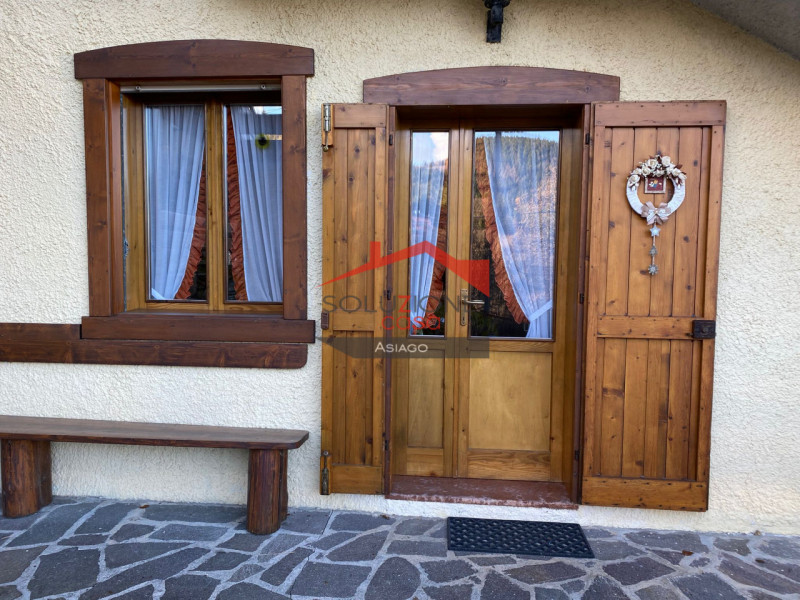 Scopri il tuo rifugio ideale nel cuore delle Dolomiti! Proponiamo in vendita un appartamento tril...