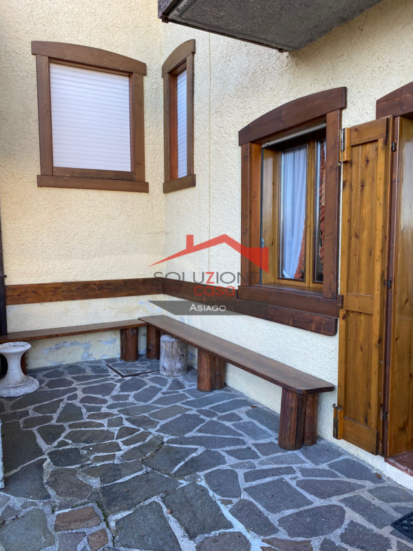 Scopri il tuo rifugio ideale nel cuore delle Dolomiti! Proponiamo in vendita un appartamento tril...