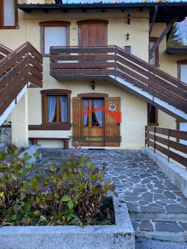 Scopri il tuo rifugio ideale nel cuore delle Dolomiti! Proponiamo in vendita un appartamento tril...