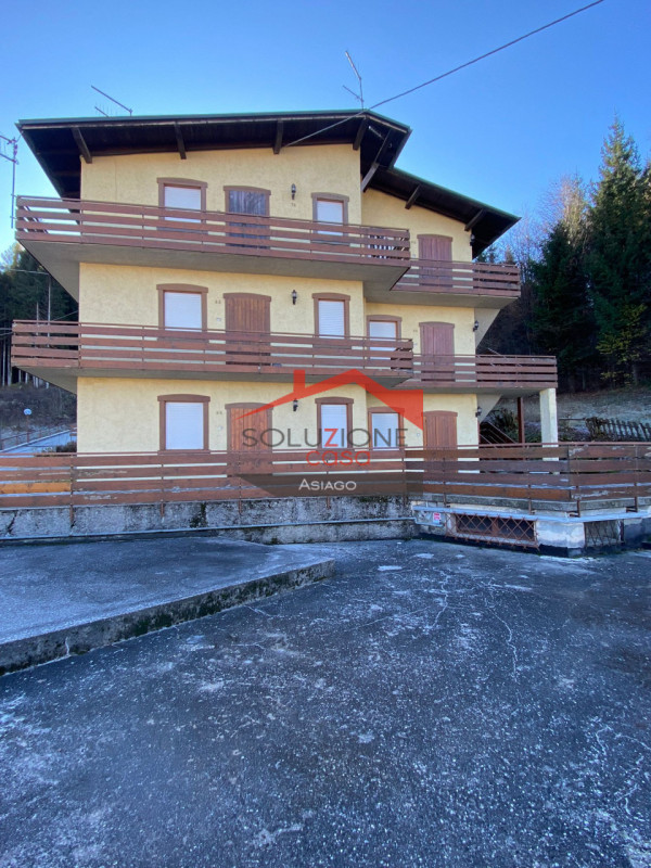 Scopri il tuo rifugio ideale nel cuore delle Dolomiti! Proponiamo in vendita un appartamento tril...