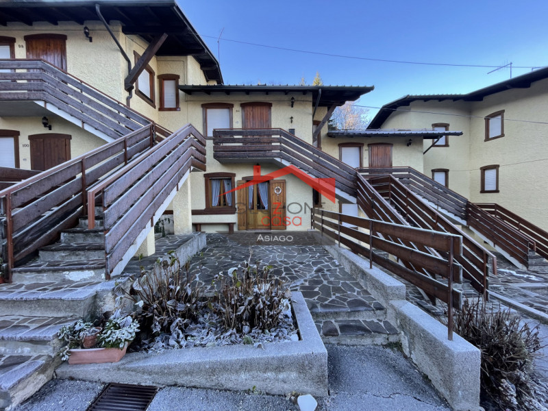 Scopri il tuo rifugio ideale nel cuore delle Dolomiti! Proponiamo in vendita un appartamento tril...