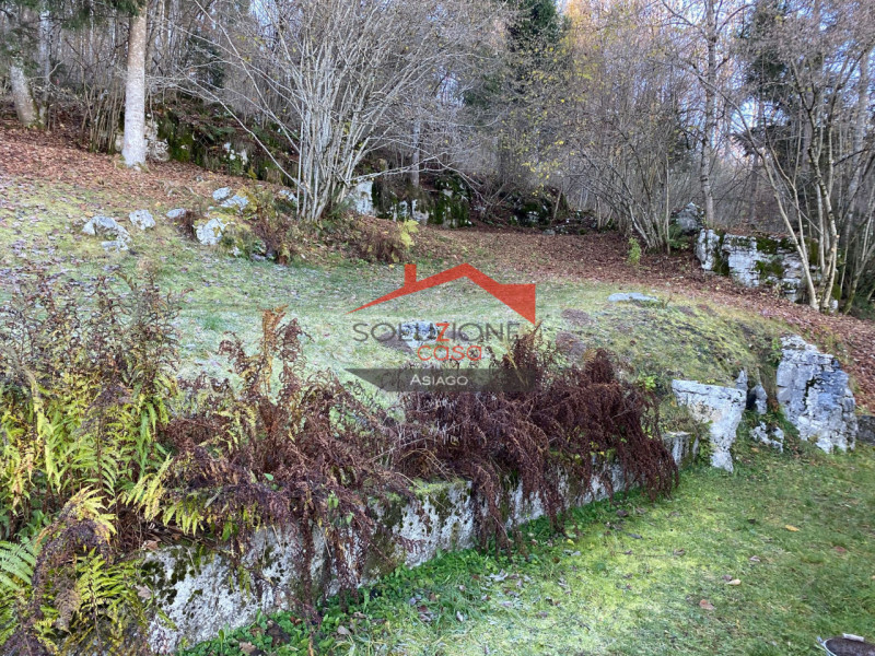 Scopri il tuo rifugio ideale nel cuore delle Dolomiti! Proponiamo in vendita un appartamento tril...