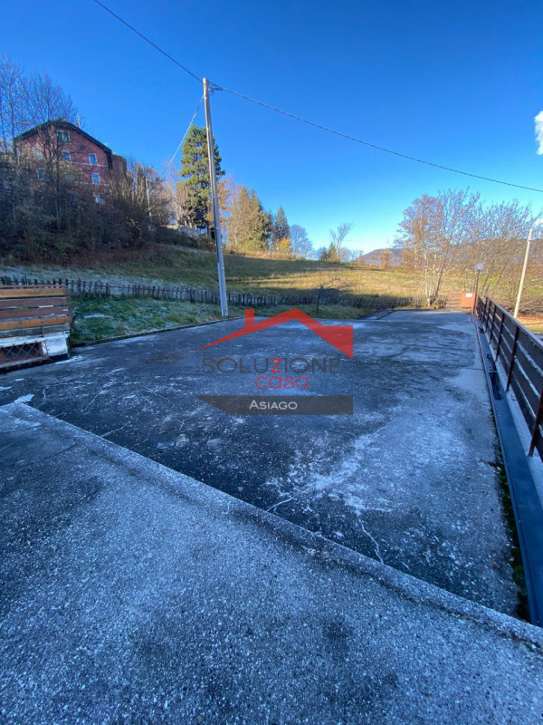 Scopri il tuo rifugio ideale nel cuore delle Dolomiti! Proponiamo in vendita un appartamento tril...