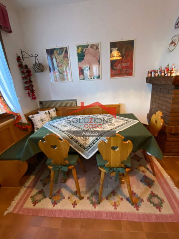 Scopri il tuo rifugio ideale nel cuore delle Dolomiti! Proponiamo in vendita un appartamento tril...