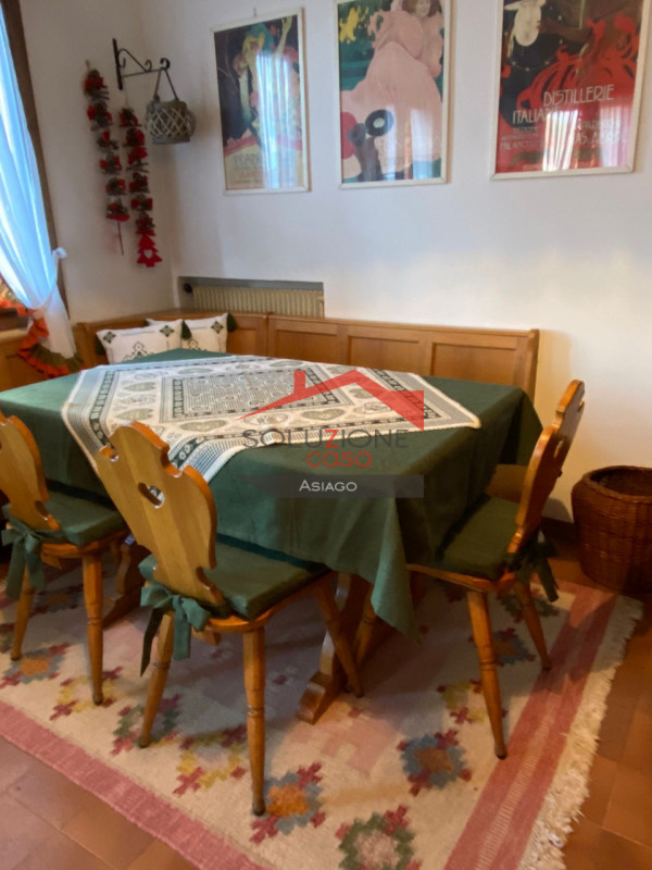 Scopri il tuo rifugio ideale nel cuore delle Dolomiti! Proponiamo in vendita un appartamento tril...