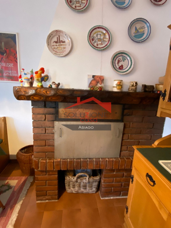 Scopri il tuo rifugio ideale nel cuore delle Dolomiti! Proponiamo in vendita un appartamento tril...