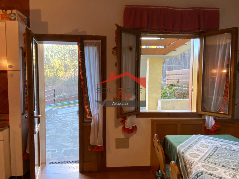 Scopri il tuo rifugio ideale nel cuore delle Dolomiti! Proponiamo in vendita un appartamento tril...