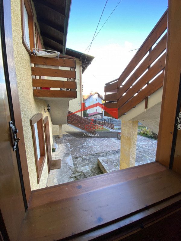 Scopri il tuo rifugio ideale nel cuore delle Dolomiti! Proponiamo in vendita un appartamento tril...