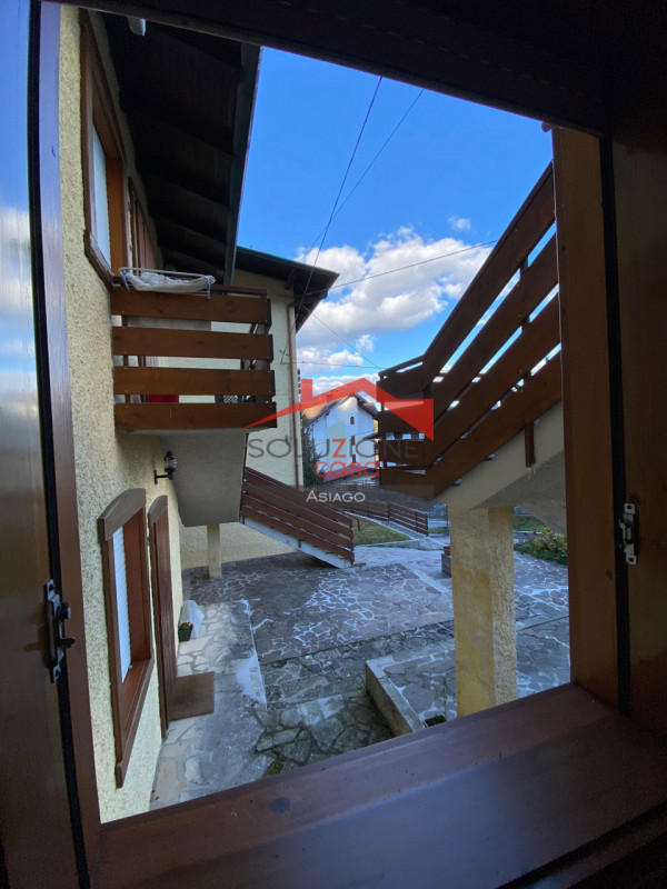 Scopri il tuo rifugio ideale nel cuore delle Dolomiti! Proponiamo in vendita un appartamento tril...