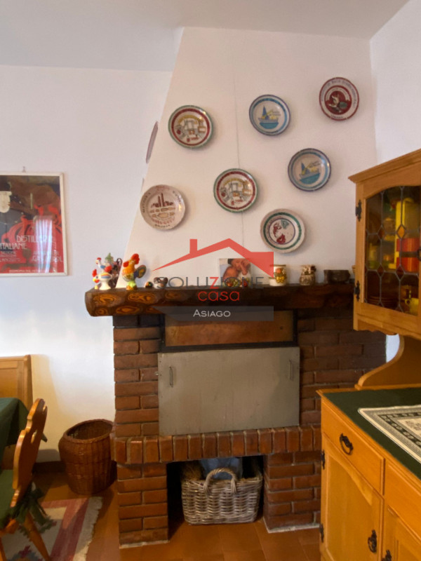 Scopri il tuo rifugio ideale nel cuore delle Dolomiti! Proponiamo in vendita un appartamento tril...