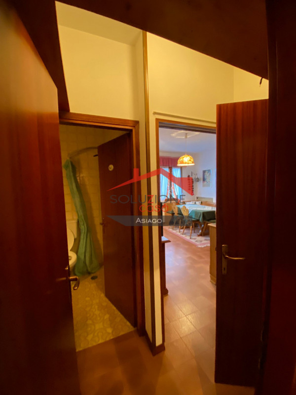 Scopri il tuo rifugio ideale nel cuore delle Dolomiti! Proponiamo in vendita un appartamento tril...