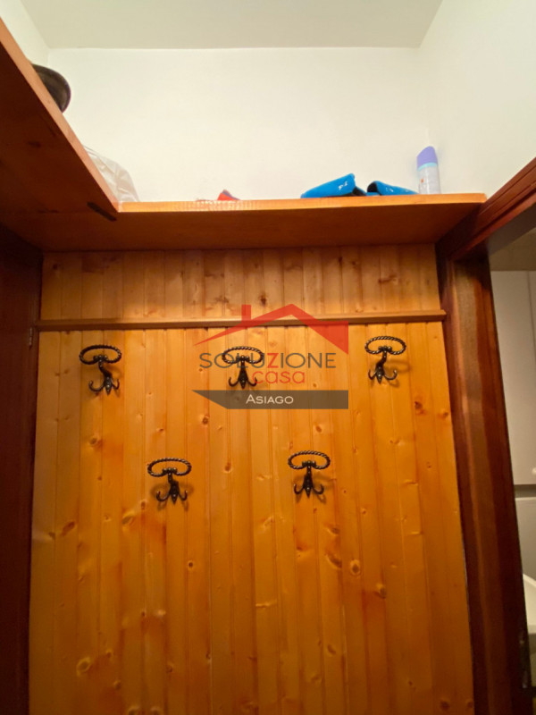 Scopri il tuo rifugio ideale nel cuore delle Dolomiti! Proponiamo in vendita un appartamento tril...