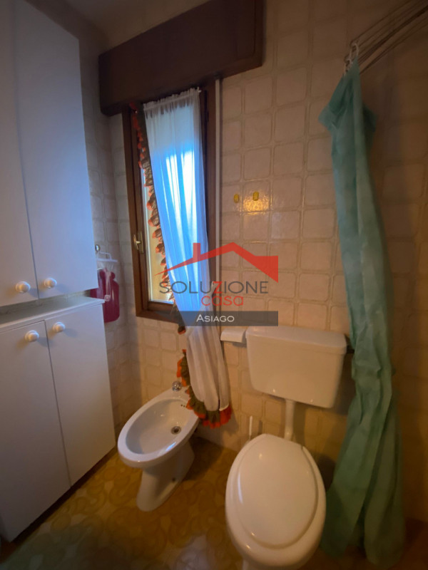 Scopri il tuo rifugio ideale nel cuore delle Dolomiti! Proponiamo in vendita un appartamento tril...