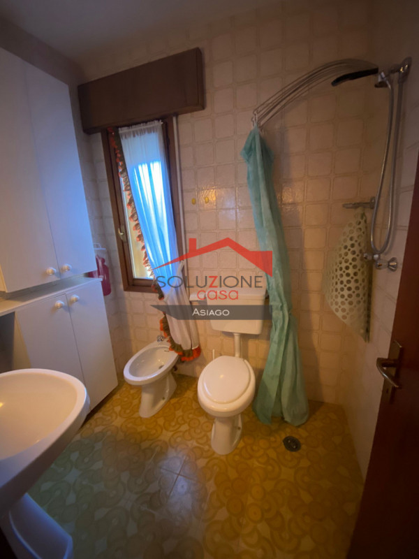 Scopri il tuo rifugio ideale nel cuore delle Dolomiti! Proponiamo in vendita un appartamento tril...