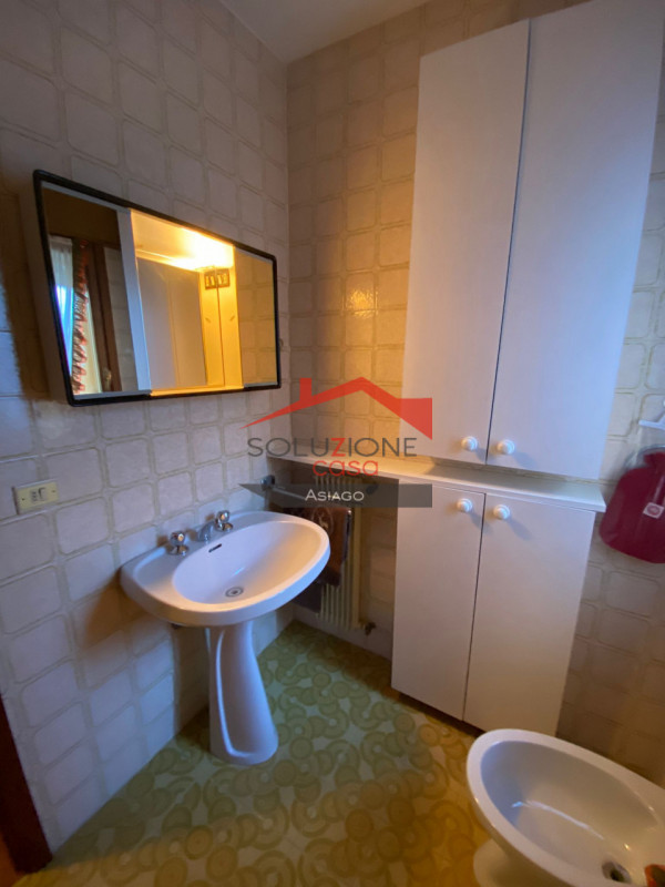 Scopri il tuo rifugio ideale nel cuore delle Dolomiti! Proponiamo in vendita un appartamento tril...