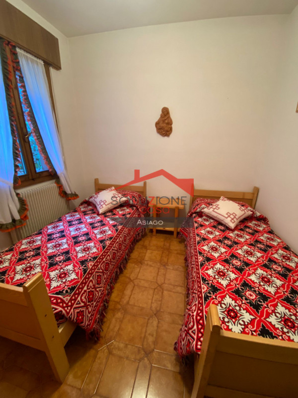 Scopri il tuo rifugio ideale nel cuore delle Dolomiti! Proponiamo in vendita un appartamento tril...