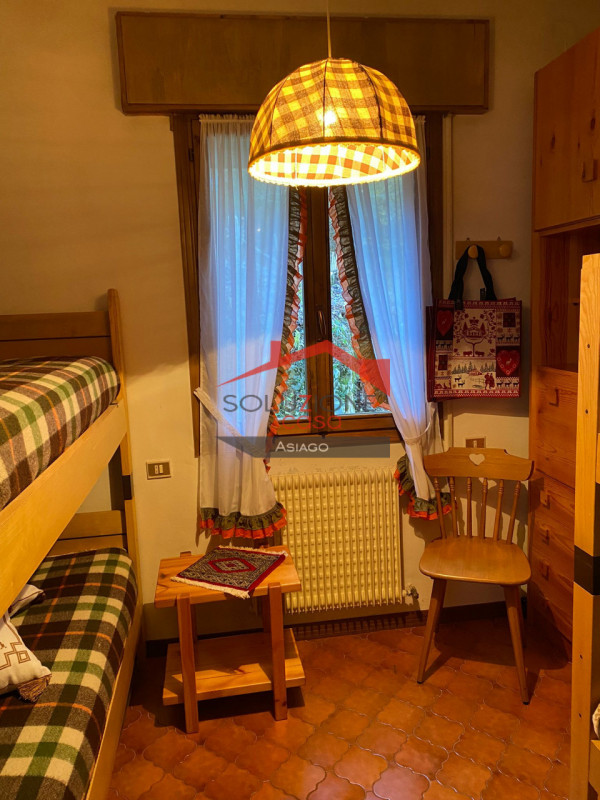 Scopri il tuo rifugio ideale nel cuore delle Dolomiti! Proponiamo in vendita un appartamento tril...