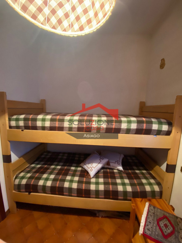 Scopri il tuo rifugio ideale nel cuore delle Dolomiti! Proponiamo in vendita un appartamento tril...