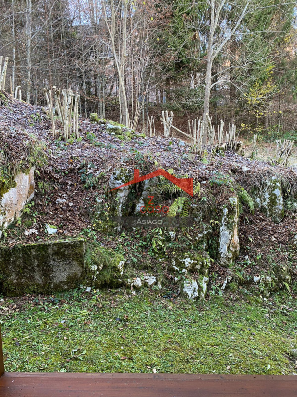 Scopri il tuo rifugio ideale nel cuore delle Dolomiti! Proponiamo in vendita un appartamento tril...
