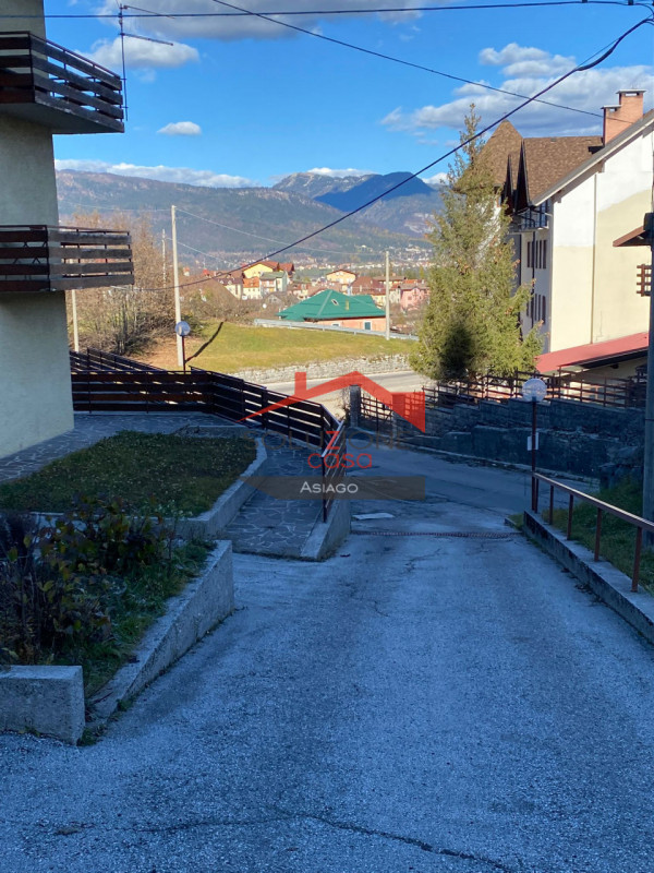 Scopri il tuo rifugio ideale nel cuore delle Dolomiti! Proponiamo in vendita un appartamento tril...