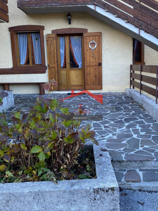 Scopri il tuo rifugio ideale nel cuore delle Dolomiti! Proponiamo in vendita un appartamento tril...